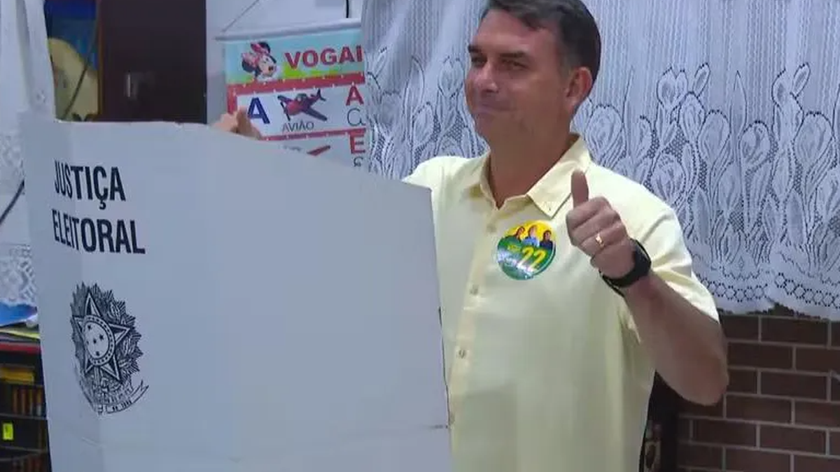 Candidato à presidência, Flávio Bolsonaro vota no Rio de Janeiro
