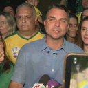 Imagem Apuração de Flávio Bolsonaro teve louvor, funk e gritos de 'presidente'