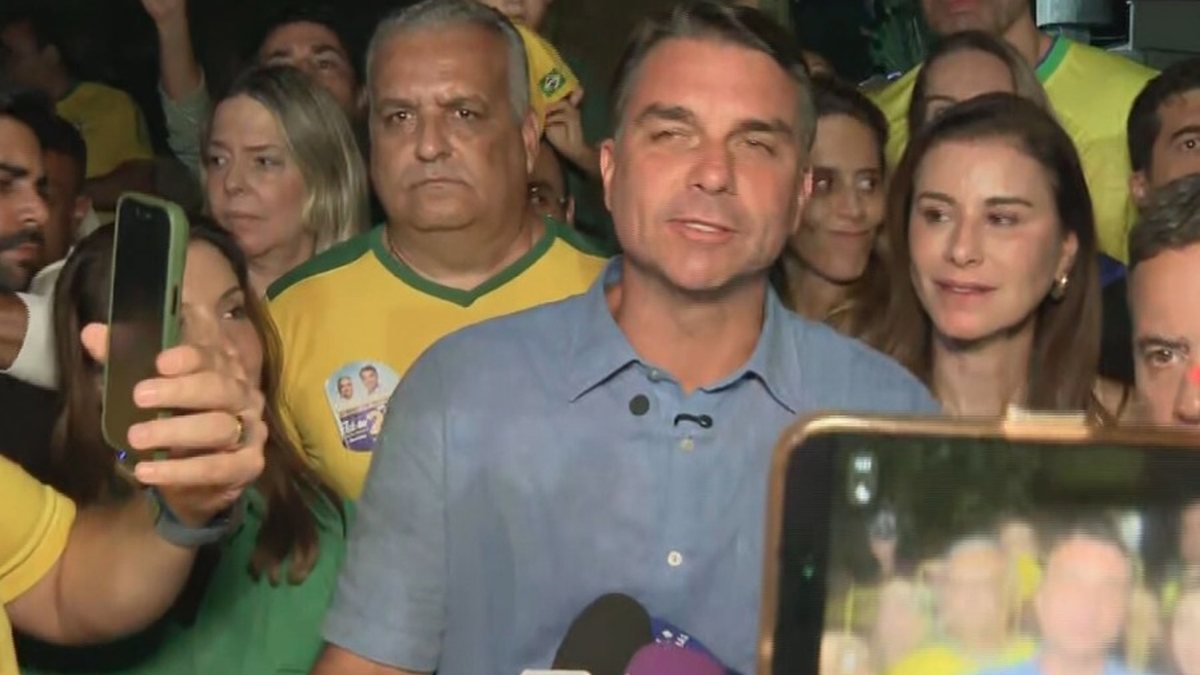 Apuração de Flávio Bolsonaro teve louvor, funk e gritos de \u0027presidente\u0027