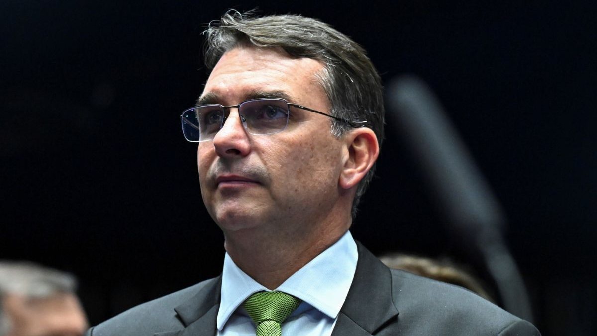 Flávio Bolsonaro não reconhece vitória de Lula e diz que pedirá anulação das eleições