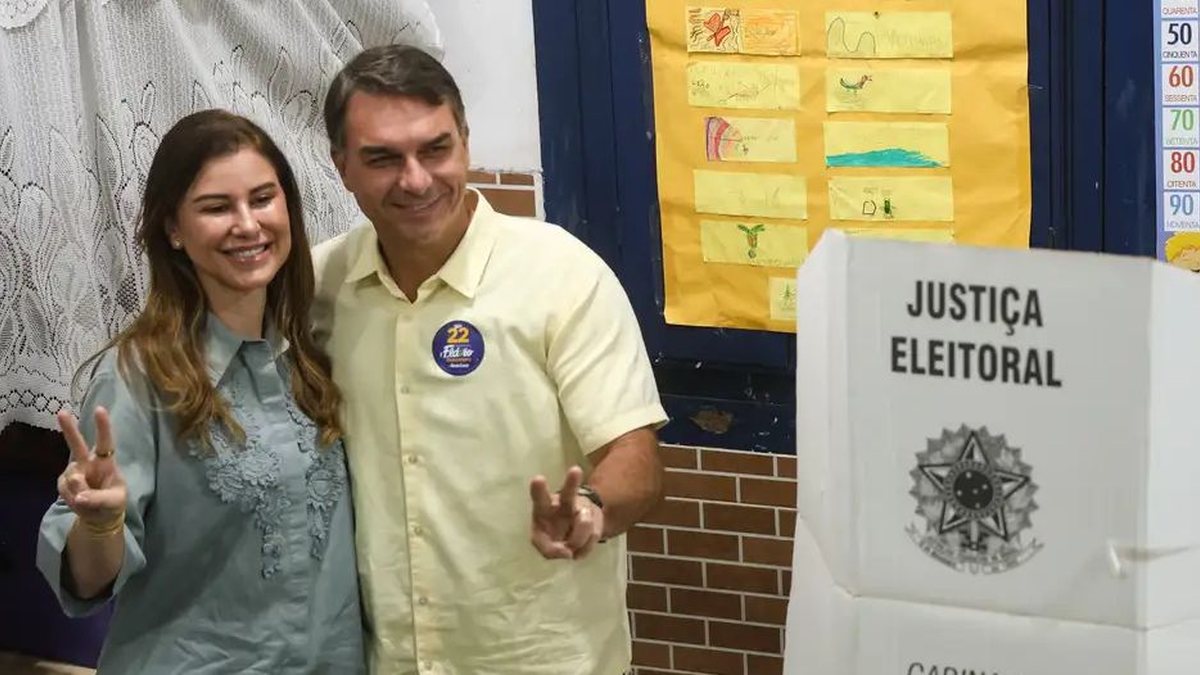 Flávio Bolsonaro vota no Rio de Janeiro