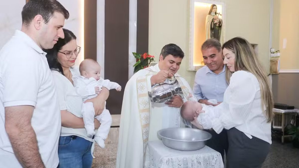 Pais se confundem e gêmeo é batizado duas vezes no interior de SP