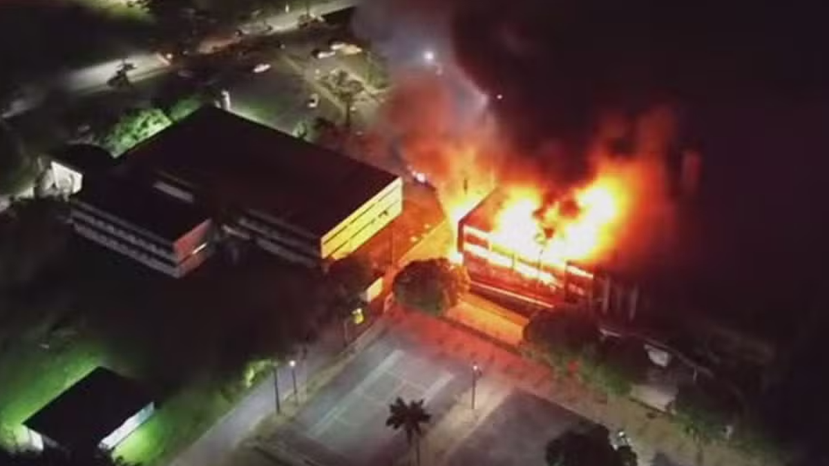 Incêndio atinge prédio da Universidade Federal de Pernambuco
