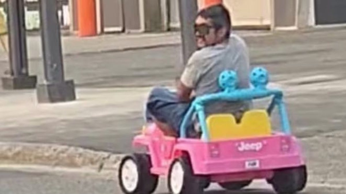 Homem dirige \u0027jipe da Barbie\u0027 bêbado, é parado pela polícia e acaba preso