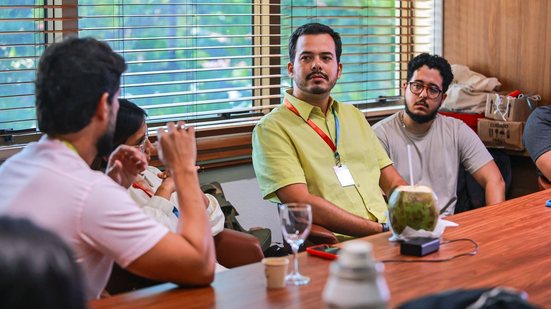João Felipe Torreiro (ao centro), advogado, autista, pai de três filhos com TEA, é idealizador da plataforma.