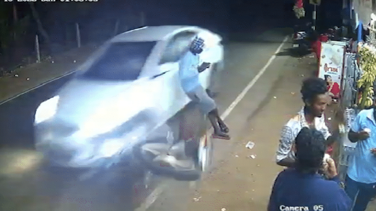 Vídeo: carro \u0027leva\u0027 motocicleta, e jovem escapa por pouco de atropelamento