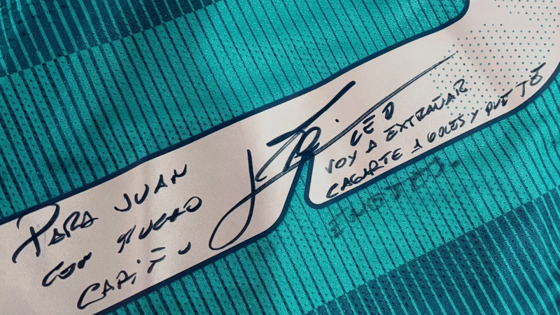 Messi deixa dedicatória inusitada em camisa de goleiro argentino