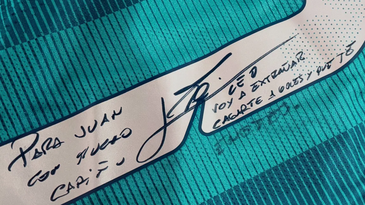Messi deixa dedicatória inusitada em camisa de goleiro argentino