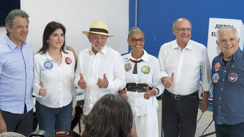 Candidato à reeleição, Lula vota em São Bernardo do Campo