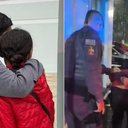 Mãe reencontrou a filha em Praia Grande mais de duas semanas após menina ser sequestrada pelo pai - Yasmin Braga / TV Tribuna | Polícia Militar / Divulgação