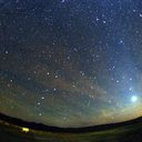 Meteoro da chuva Orionídeas cruza o céu em registro feito em outubro de 2007 - Brocken Inaglory / Wikimedia Commons (CC BY-SA 3.0)
