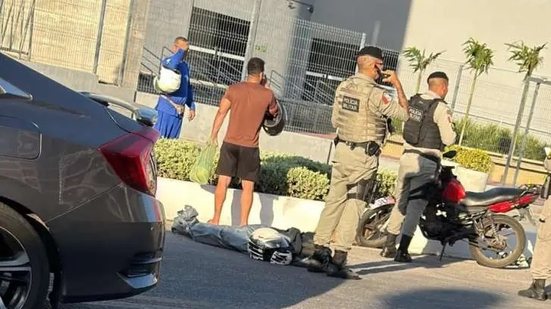 Passageira de moto de app morre ao cair de veículo e ser atropelada por caminhão