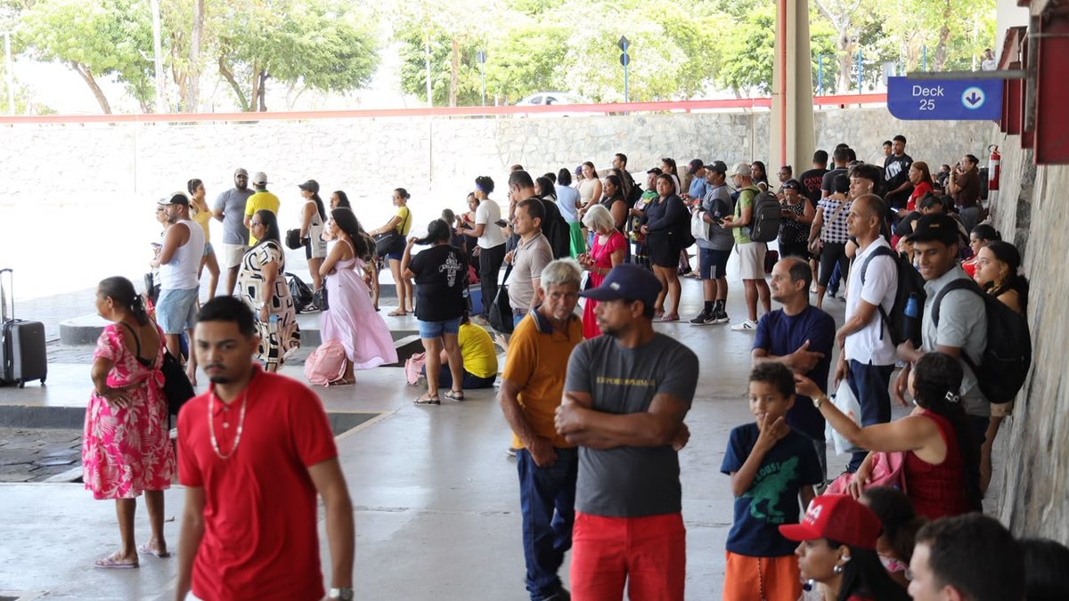 Motoristas de vans são denunciados por cobrar e ameaçar deixar eleitores na estrada