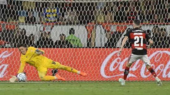 Goleiro do Estudiantes brilha nos pênaltis e Fla é eliminado da Libertadores em casa