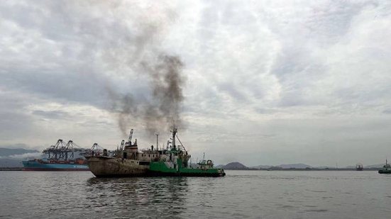 O histórico navio Professor W. Besnard é rebocado nesta sexta (23) do Parque Valongo, em Santos, para ser reformado em um estaleiro no Guarujá - Divulgação / Copersucar