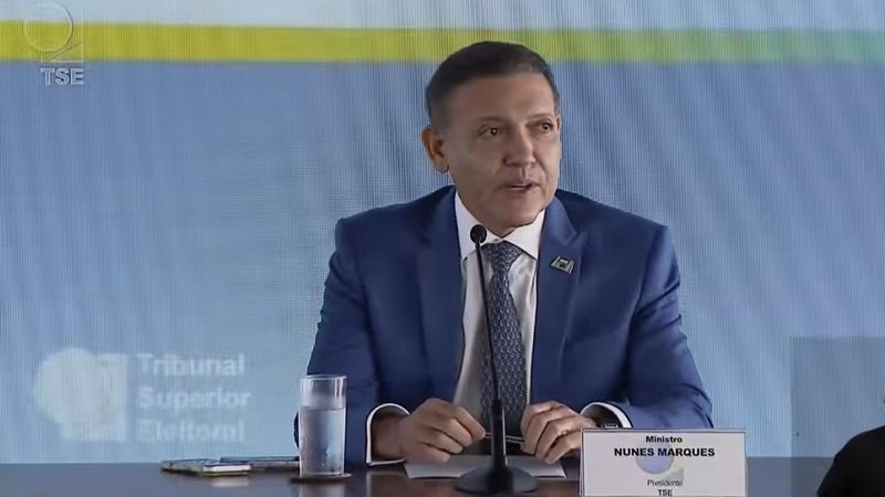 Presidente do TSE diz que votação 'ocorre normalmente'; 1.121 urnas foram substituídas