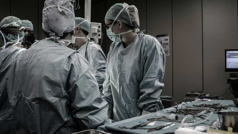 Idosa processa hospital após autorizar amputação de uma perna e acordar sem as duas