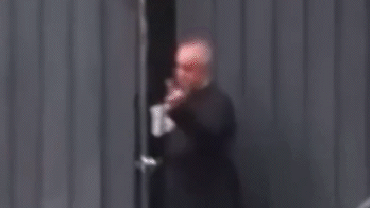 Vídeo: padre italiano exibe dedo do meio a manifestantes em frente a igreja em Milão