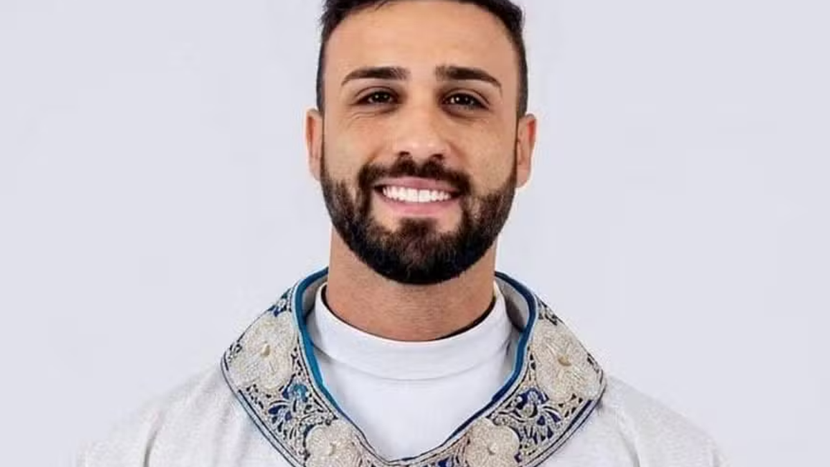 \u0027Meu Deus, eu pequei\u0027: padre viraliza pela aparência e paróquia limita comentários