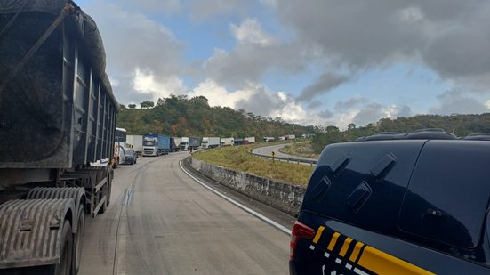 Carreta tomba e interdita trecho da BR\u002D101, no Agreste de Alagoas