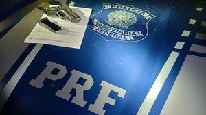 PRF prende homem com mandado de prisão por homicídio e porte ilegal de arma de fogo em Maceió - Divulgação / PRF