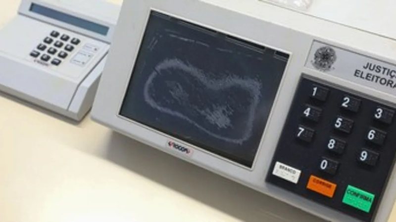 Cara de micro-ondas? Conheça a história da primeira urna eletrônica usada em 1996