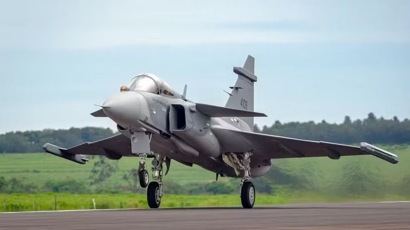 Primeiro caça Gripen feito no Brasil faz voo inaugural