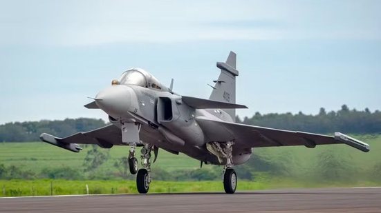 Primeiro Gripen E produzido no Brasil faz voo inaugural no interior de SP - Embraer