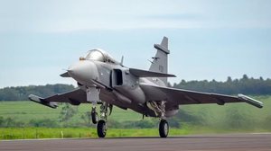 Primeiro Gripen E produzido no Brasil faz voo inaugural no interior de SP - Embraer