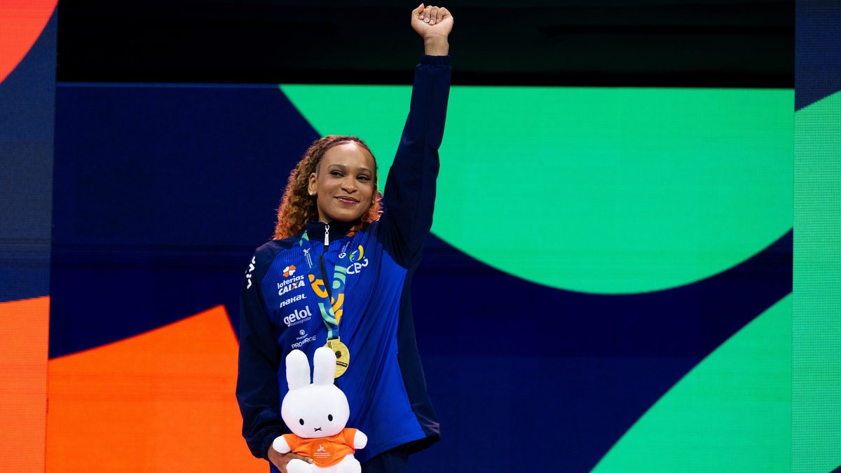 Rebeca Andrade é tricampeã mundial no salto e chega a 10 medalhas em Mundiais