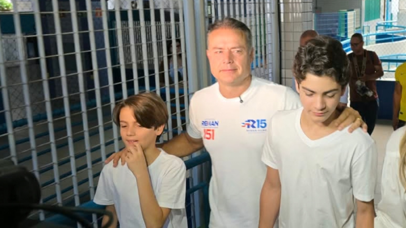 Candidato ao governo de Alagoas, Renan Filho vota em Maceió