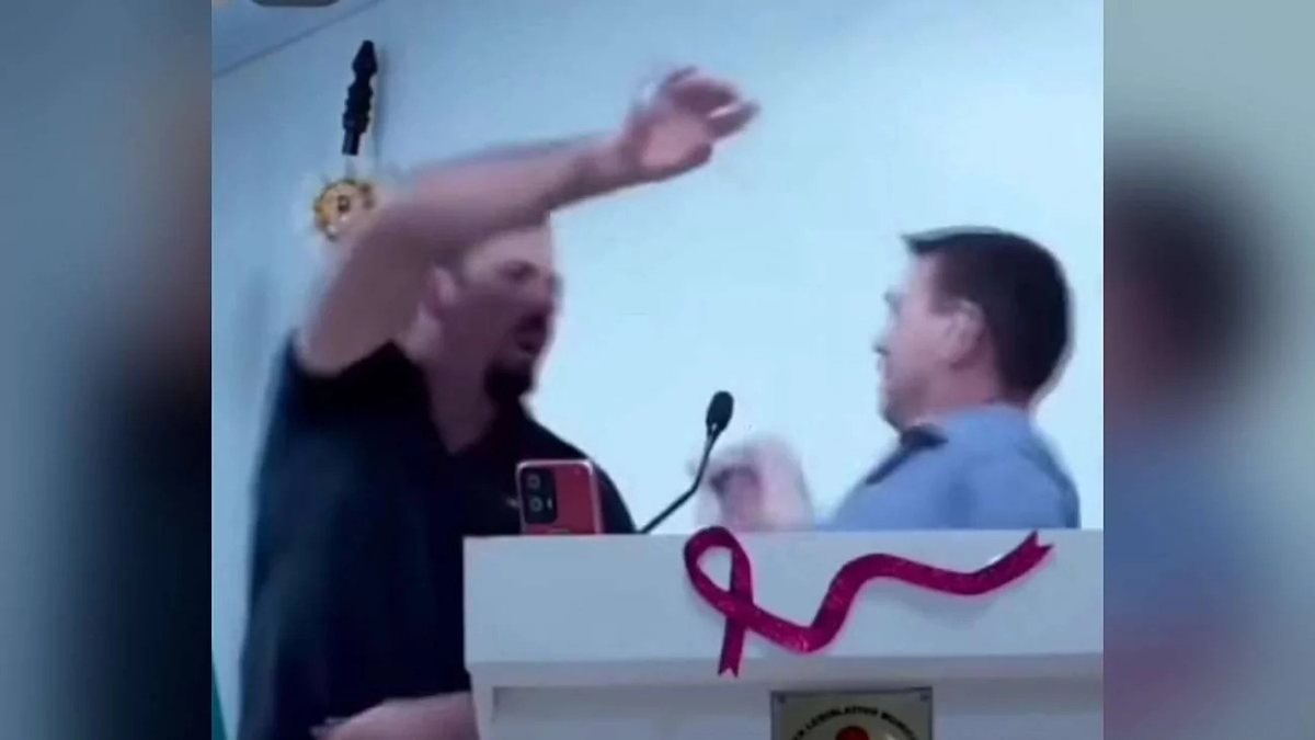 Vereadores trocam socos após parlamentar jogar água em colega durante sessão\u003B assista