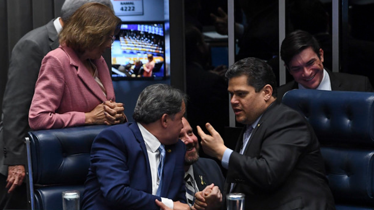 Oposição tenta evitar PEC 6x1 antes do 2º turno, mas Alcolumbre diz que votação está mantida