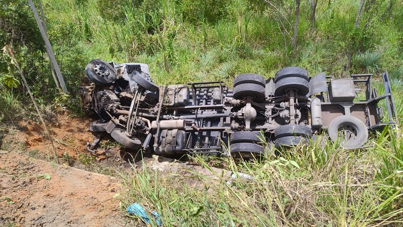 Caminhão de gasolina e álcool tomba e vaza carga após batida em Maceió
