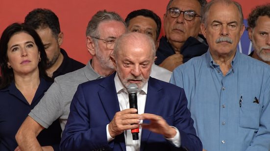 Lula reconheceu que esperava vencer no primeiro turno, defendeu a continuidade de programas sociais e pediu a participação dos eleitores na segunda etapa da disputa. - Foto: Reprodução/TV Globo