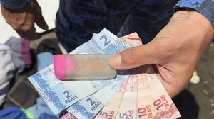 O homem estava em posse de mais de 30 pedras de crack e mais de R$ 34,00 em espécie. - Foto: Ascom Semsc