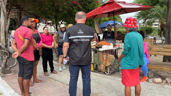 A iniciativa tem como objetivo organizar a ocupação do espaço público, garantindo melhores condições de trabalho para os comerciantes. - Foto: Ascom Semsc