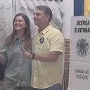 Flávio estava acompanhado da esposa, Fernanda Bolsonaro - Reprodução