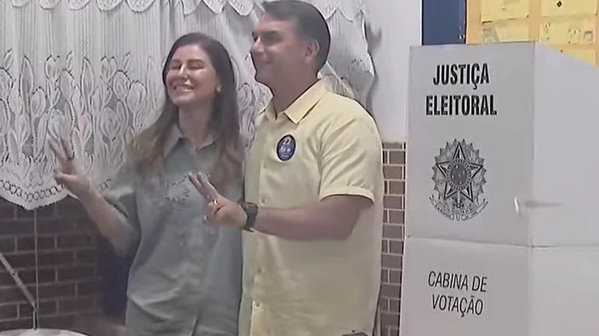 Flávio Bolsonaro vota no Rio de Janeiro