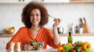 Certos alimentos podem contribuir para a saúde da mulher após os 40 anos (Imagem: Prostock-studio | Shutterstock)