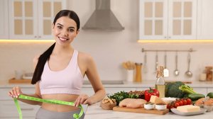 A escolha de alimentos e bebidas tem impacto direto na perda de gordura abdominal (Imagem: New Africa | Shutterstock)