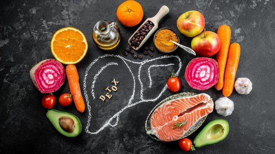 A alimentação tem um papel decisivo na prevenção e no cuidado da gordura no fígado (Imagem: sweet marshmallow | Shutterstock)