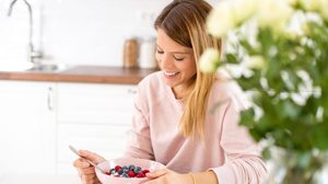 Diante das intensas variações hormonais ao longo da vida, o corpo feminino exige cuidados nutricionais específicos (Imagem: JRP Studio | Shutterstock)