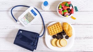 O cuidado com a alimentação também é decisivo no controle da pressão alta (Imagem: Victor Mulero | Shutterstock)