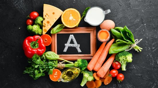 A vitamina A pode ser encontrada em alguns tipos de alimentos (Imagem: YARUNIV Studio | Shutterstock)