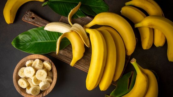 A banana é uma fruta rica em nutrientes benéficos para a saúde (Imagem: Esin Deniz | Shutterstock)