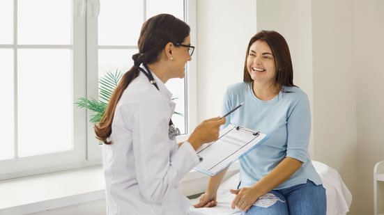 Cuidados com a saúde são essenciais para manter o bem-estar (Imagem: Studio Romantic | Shutterstock)