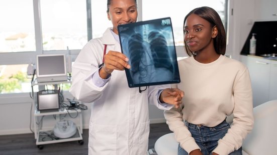 Grande parte dos danos à saúde dos pulmões poderia ser evitada com atitudes simples de prevenção (Imagem: KAMPUS | Shutterstock)