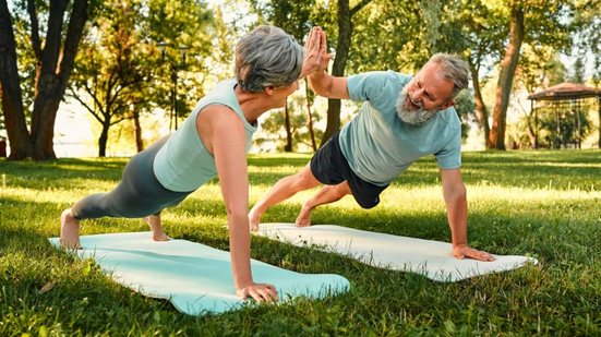 Hábitos simples ajudam a envelhecer com mais saúde (Imagem: Harbucks | Shutterstock)