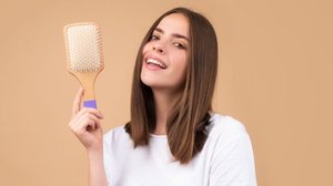 Alguns cuidados com os cabelos ajudam a controlar o frizz (Imagem: Volodymyr TVERDOKHLIB | Shutterstock)